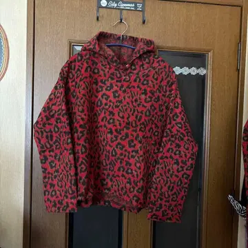 빨간색과 검은색 레오파드 무늬 후드 부착 후드티