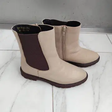 베이지 사이드 지퍼 부츠 가죽