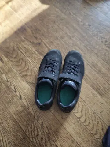 검은색 야구용 스파이크 슈즈