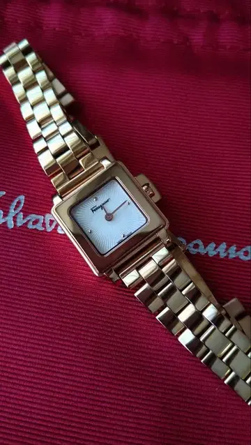 가격 인하 새상품급 살바토레 페라가모 핑크 골드 손목시계