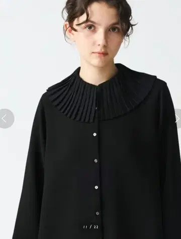 이번 시즌 mizuiro ind 플리츠 칼라 셔츠 네이비