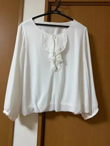 화이트 프릴 블라우스 7부 소매