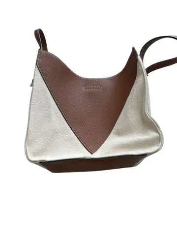 브라운과 아이보리 핸드백