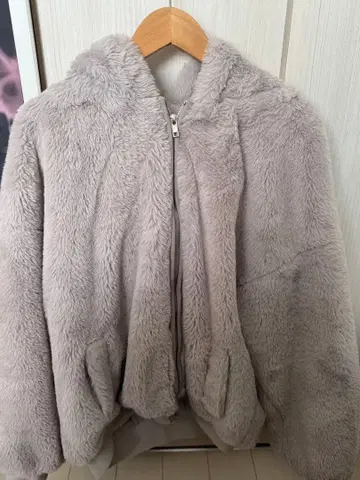 후드 부착 도톰한 그레이 보아 자켓