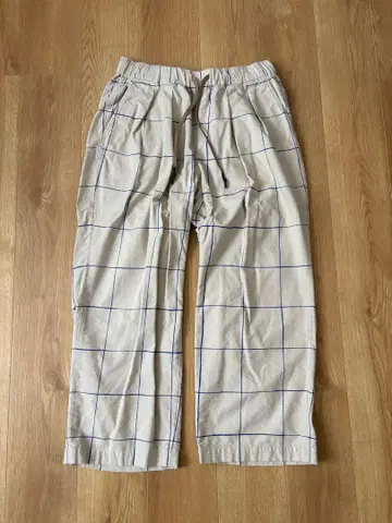 베이지 체크 무늬 와이드 팬츠