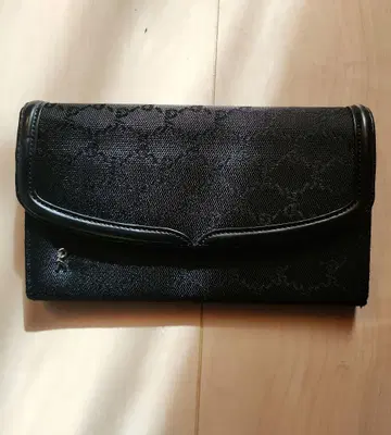 로베르타 디 카메리노 블랙 이단 접이식 지갑 합성섬유제