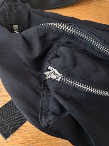 블랙 숄더백 지퍼 포켓 부착