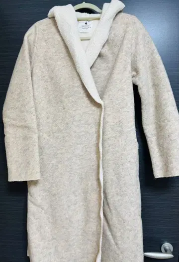 후드 부착 베이지 롱 코트