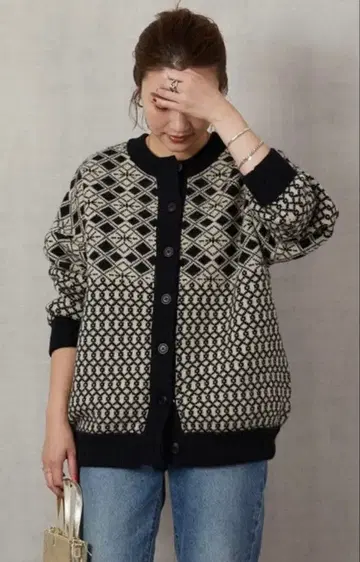 기하학 패턴 가디건 블랙과 크림
