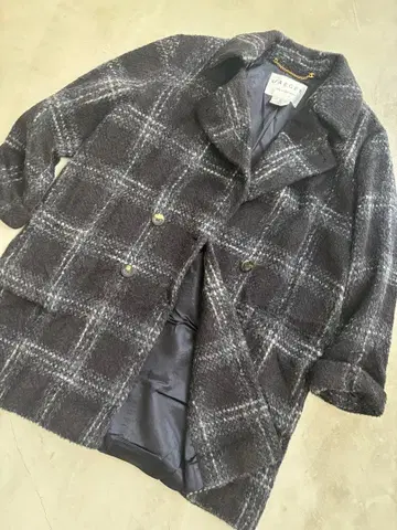 네이비 계열 체크 더블 브레스트 울 코트