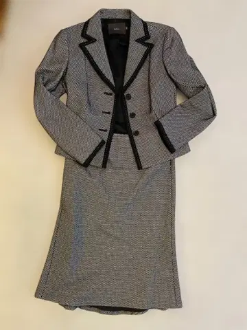 체크 무늬 자켓과 플레어 스커트 세트