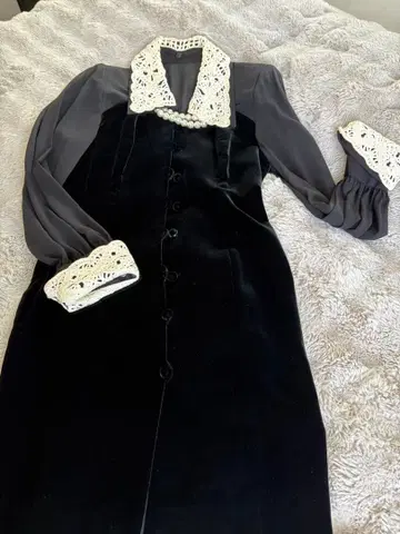 레이스 옷깃의 블랙 벨벳 원피스