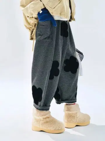 커다란 꽃무늬 루즈핏 팬츠 가을 겨울 코디에 최적! 외출 모임 데이트에