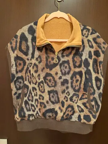 새상품급 이타리야 레오파드 무늬 하프 지퍼 슬리브리스