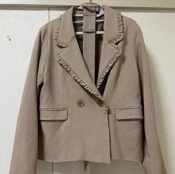 titty&Co. 프릴 테일러드 자켓 베이지