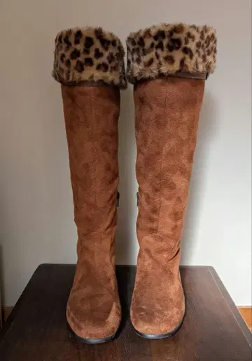 퍼 달린 롱 부츠 표범 무늬 스웨이드 브라운