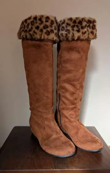 퍼 달린 롱 부츠 표범 무늬 스웨이드 브라운