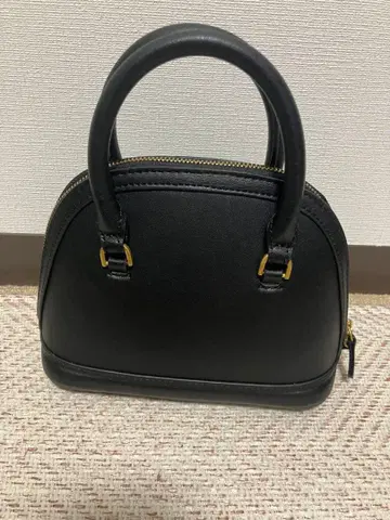 ZARA 블랙 핸드백 숄더 스트랩 포함