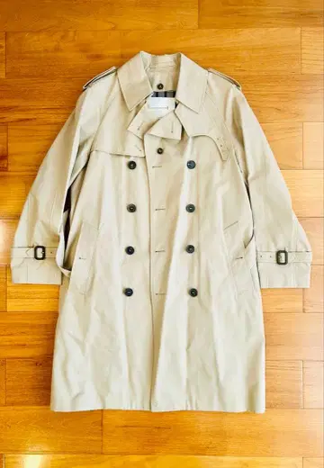 베이지 더블 브레스트 트렌치코트