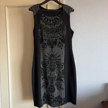 슬리브리스 무릎 기장 원피스 블랙과 그레이