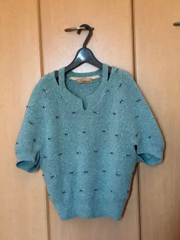 grintmati 비즈 장식 V넥 반팔 니트