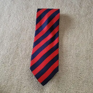 빨간색과 네이비 레지멘탈 스트라이프 넥타이