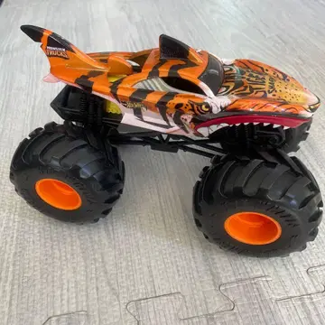 호랑이 무늬 몬스터 트럭