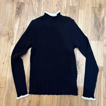 리브 긴팔 스웨터 프릴 장식 / 퓨어 하우스