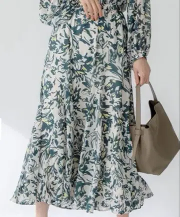 23구 [택 포함 새상품] 뉘앙스 플라워 프린트 플레어 스커트 2025S