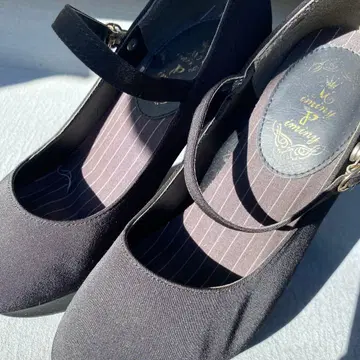 스트랩 포함 블랙 하이힐