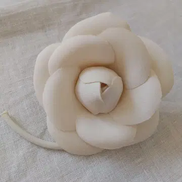 화이트 꽃 디자인 코사지