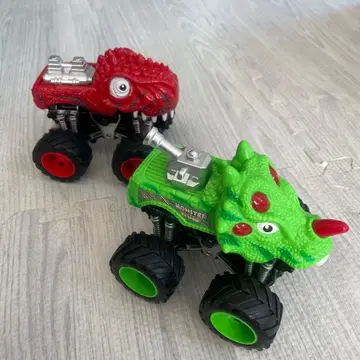 공룡형 몬스터 카 빨간색과 그린 세트 후쿠이현에 갔을 때 구매했습니다.