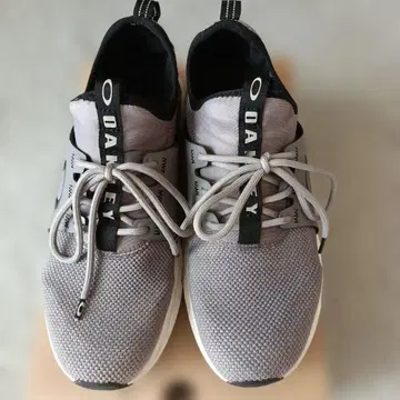 Oakley 그레이 스니커즈