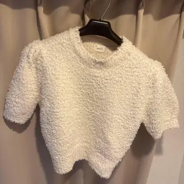 보아 소재 화이트 반팔 상의