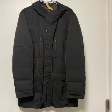 HUGO 블랙 다운 자켓 후드 부착