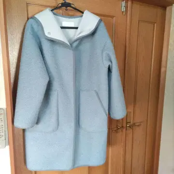 후드 부착 라이트 블루 롱 코트