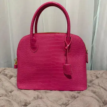 고급스러움이 넘치는 악어 엠보싱 핑크 숄더백