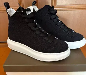 더블 스탠다드 클로징 블랙 하이컷 스니커즈 텍스처 마감