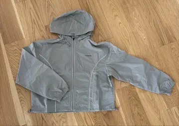 LE SSERAFIM 후드 부착 그레이 나일론 자켓