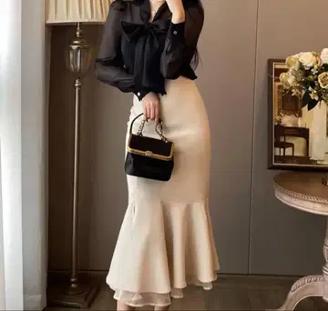 크림색 플레어 스커트 리본 포함 블라우스