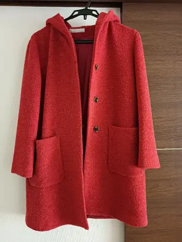 후드 부착 빨간색 울 코트