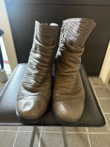 그레이 주름 가공 웨지 힐 부츠 (인힐)