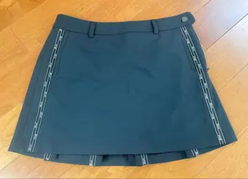 데상트 흑먹색 뒷주름 플리츠 스커트