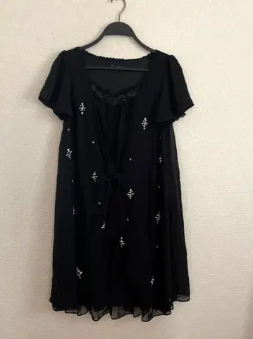 axes femme 비쥬, 비즈 장식 블랙 반팔 원피스