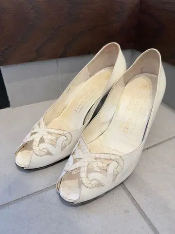 브루노말리 화이트 오픈토 펌프스