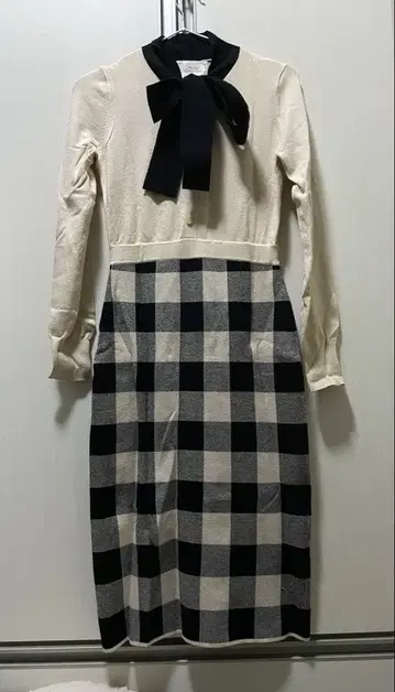 미셸 마카롱 보타이 체크 무늬 니트 원피스