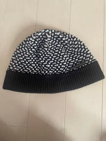 ARMANI EXCHANGE 니트 모자 블랙/화이트