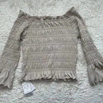 오프숄더 프릴 베이지 상의 M