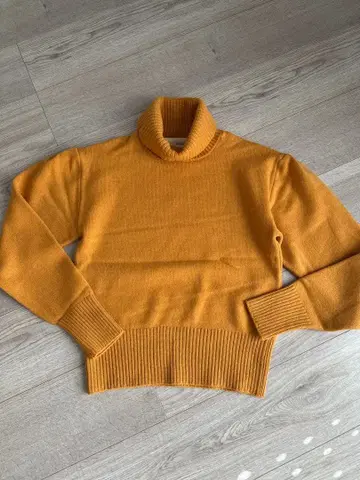 새상품급 CYCLAS 머스타드 터틀넥 니트