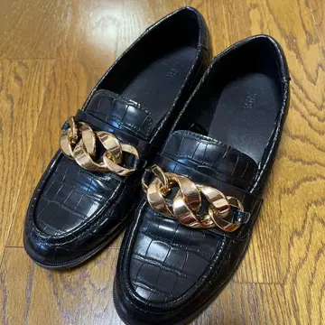 미사용 새상품 ZARA 악어 엠보싱 블랙 로퍼 36